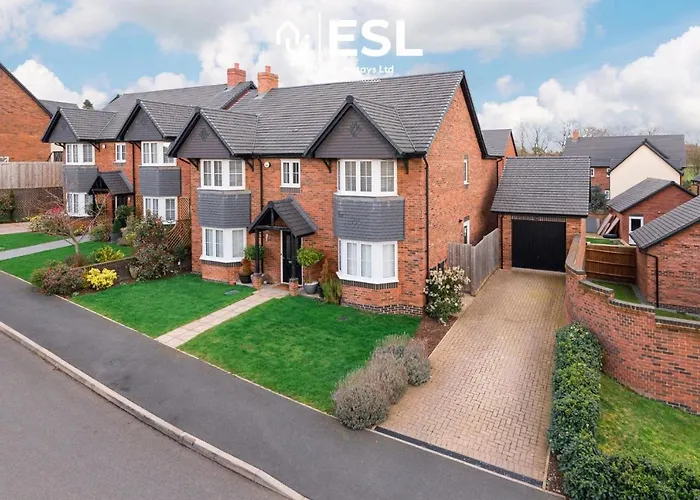 Large Modern 4 Bedroom House In Uttoxeter, Near Alton Towers, Great For Families