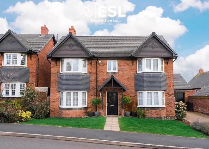 Large Modern 4 Bedroom House In Uttoxeter, Near Alton Towers, Great For Families