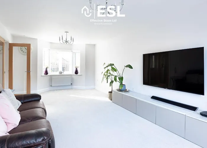 Large Modern 4 Bedroom House In Uttoxeter, Near Alton Towers, Great For Families