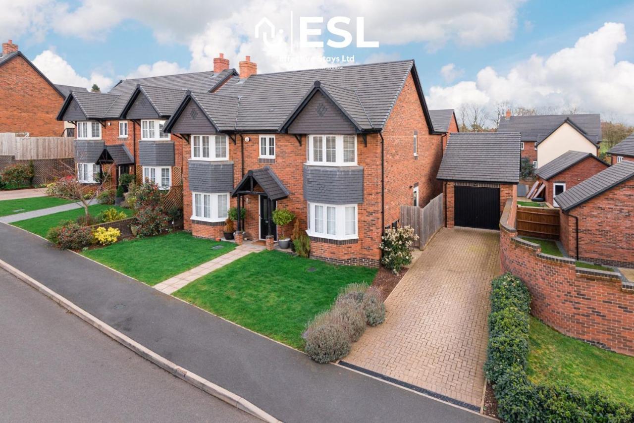 Large Modern 4 Bedroom House In Uttoxeter, Near Alton Towers, Great For Families * Uttoxeter