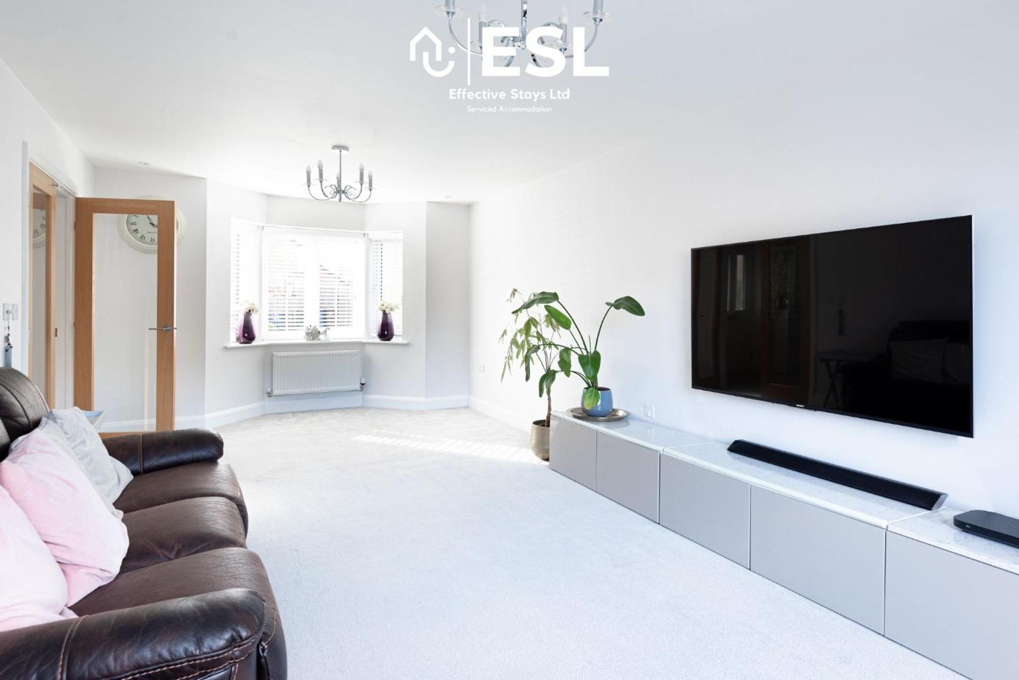 Large Modern 4 Bedroom House In Uttoxeter, Near Alton Towers, Great For Families Holiday home