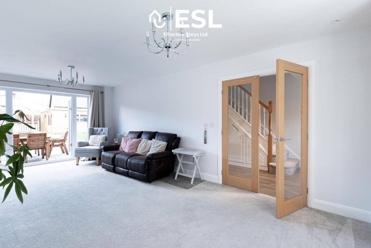 Large Modern 4 Bedroom House In Uttoxeter, Near Alton Towers, Great For Families Holiday home Uttoxeter